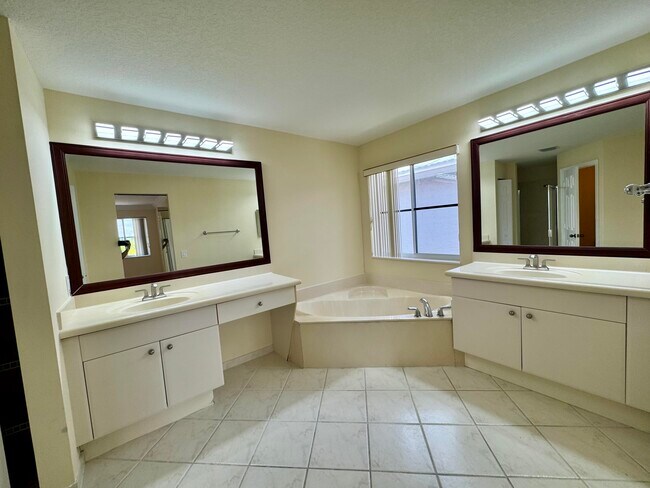 Building Photo - 898 Tulip Cir