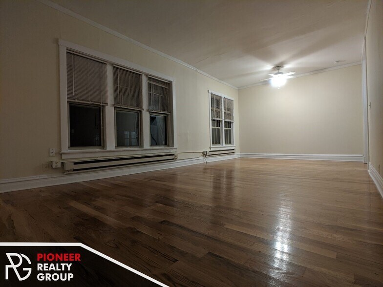 Building Photo - 634 W Barry Ave