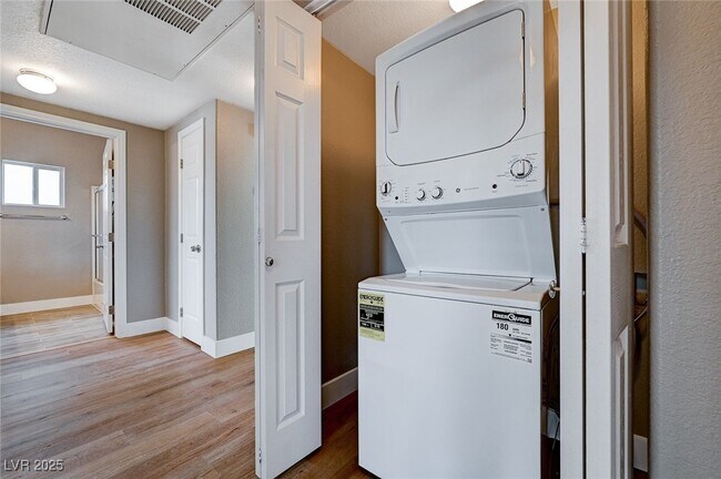 Building Photo - 855 N Stephanie St