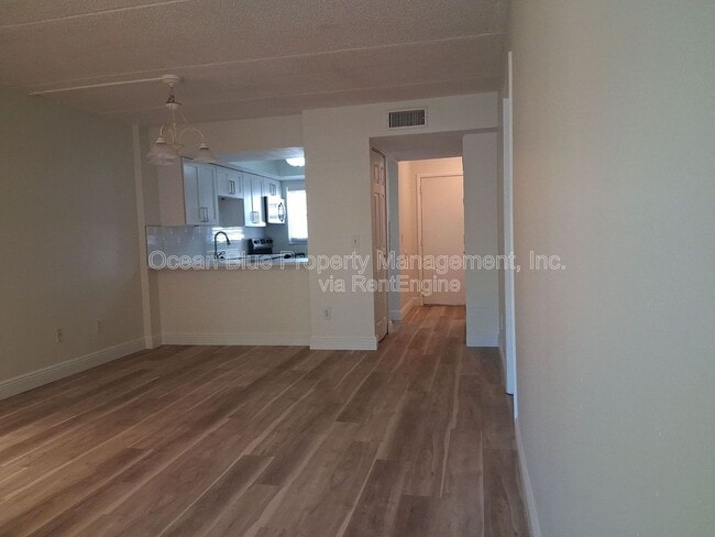 Building Photo - 3811 N Oak Dr