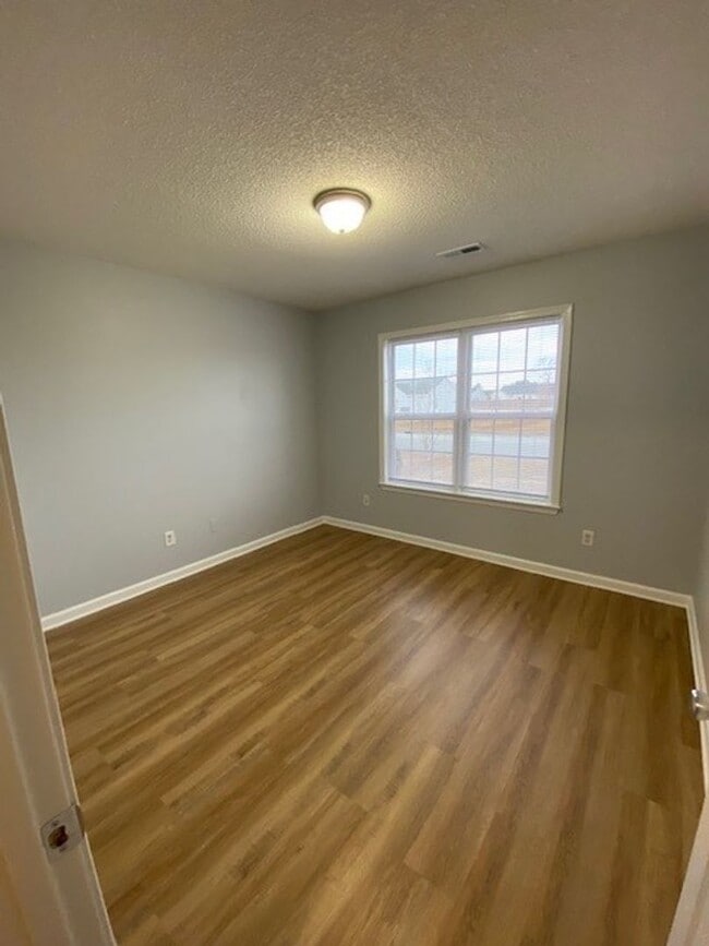 Building Photo - Welcome to this beautiful 4 bedroom, 2 bathroom home located in the desirable area of Wilmington,...