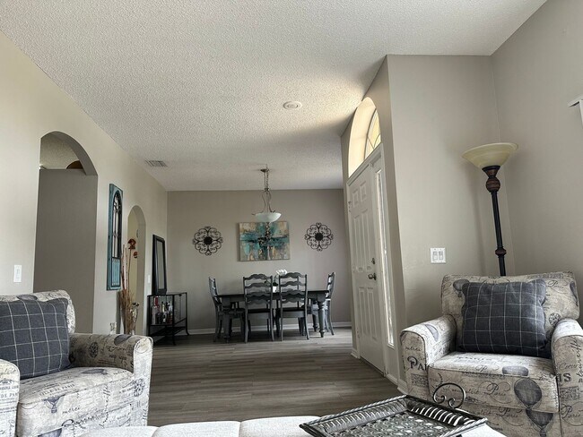 Building Photo - MOVE IN MARCH 15TH!      4 Bedroom Valrico home with no carpet and a fenced yard