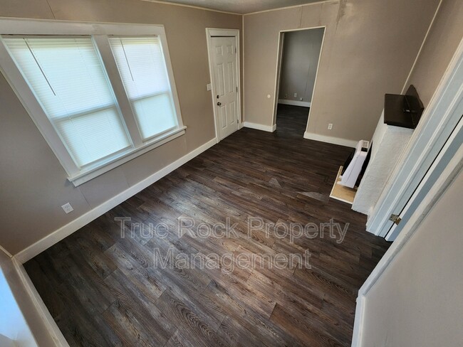 Building Photo - 315 1/2 S Stonewall