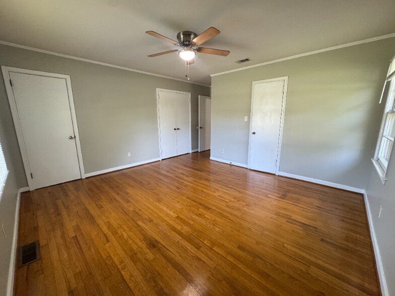 Building Photo - 2107 Hillcrest Dr