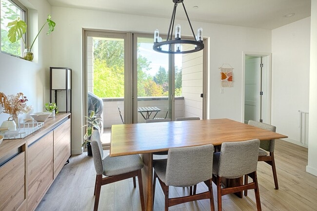 Building Photo - Impeccable Designer Townhome
