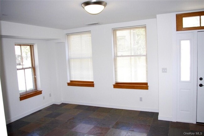 Building Photo - 120 Main St