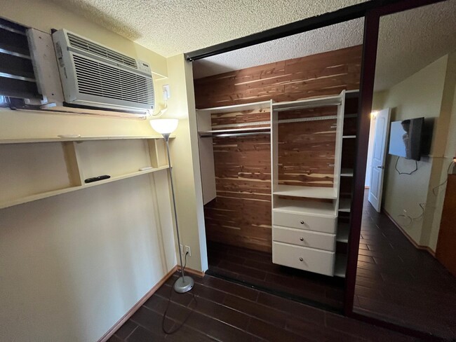 Building Photo - Spacious 1 Bed/1 Bath/1 Parking at La Casa...