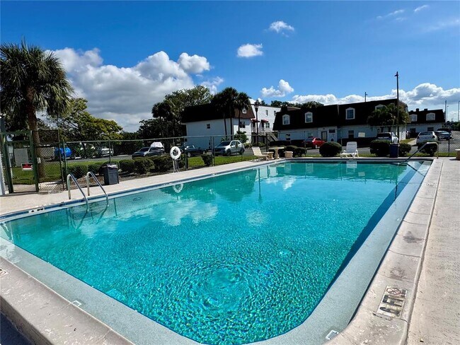 Building Photo - 9205 Tudor Dr