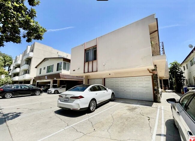 Building Photo - 922 S Bedford St