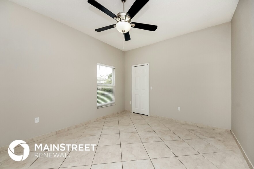 Building Photo - 710 Paris Dr