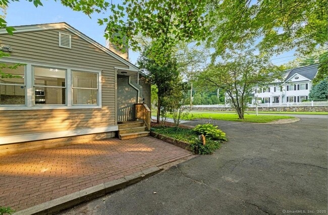 Building Photo - 412 Main St