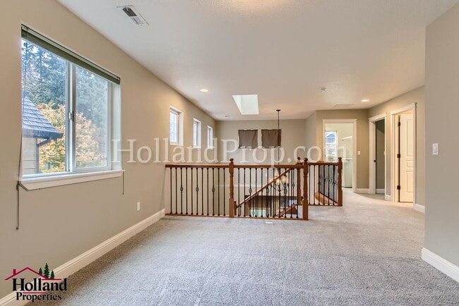 Building Photo - Bright & Spacious 3-Bedroom Hillsboro Home Backing to Green Space!