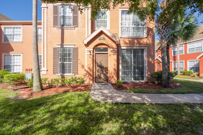 Building Photo - "Charming 2-Bed, 2-Bath Townhouse Retreat in Tampa's Serene White Lake Court!"
