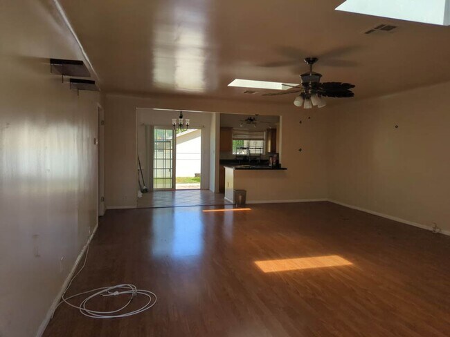 Building Photo - Spacious 2-Bed, 1-Bath Home in the Heart of Burbank!