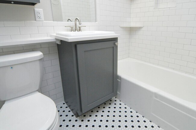 Building Photo - 1 Bedroom Apartment One Block From The Capital