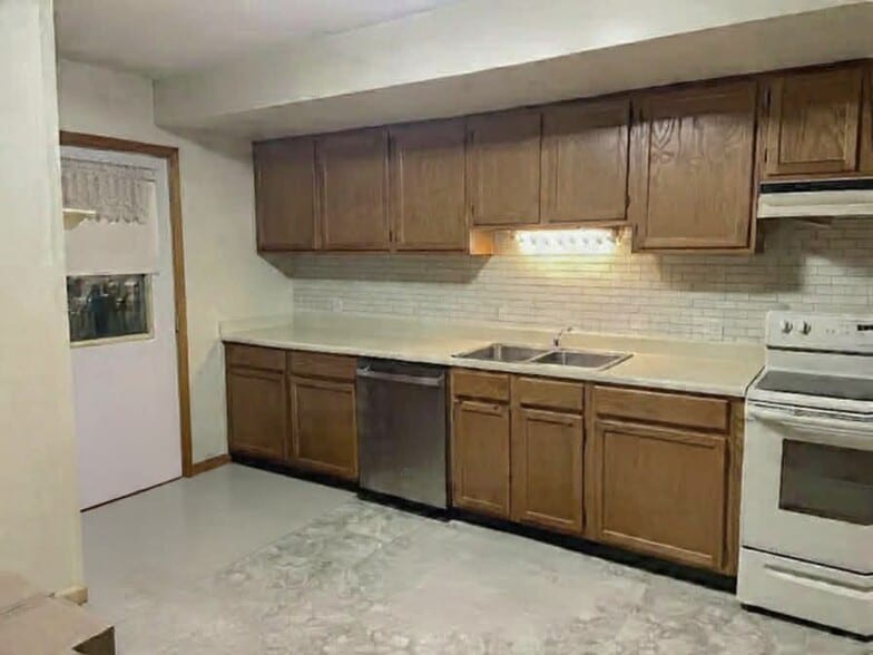 Kitchen - 2552 Malletts Bay Ave