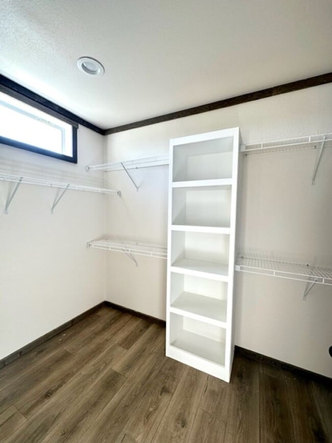 Building Photo - Stunning interior of this single level hom...