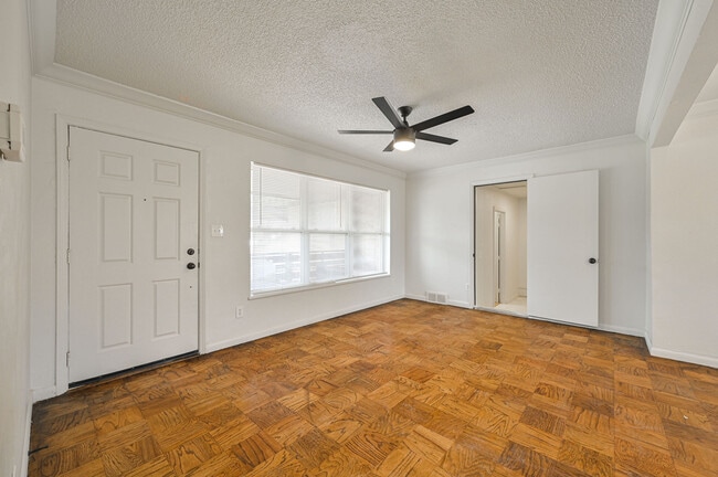 Building Photo - 6104 S Villa Ave