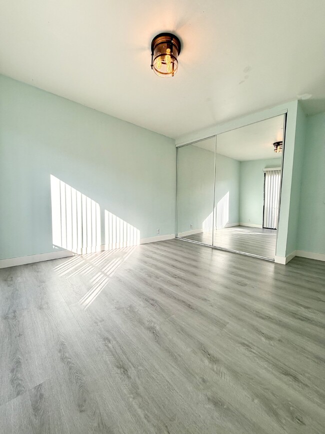 Building Photo - Remodeled 2 bedroom 1 bath unit with laund...