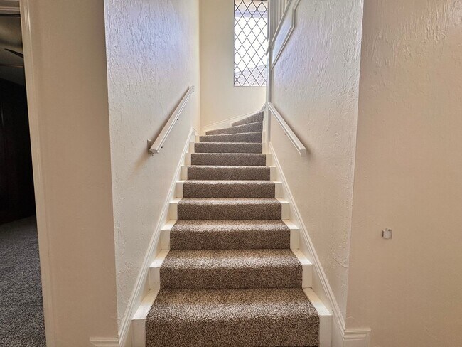 Building Photo - Spacious 4 Bed in Deer Creek