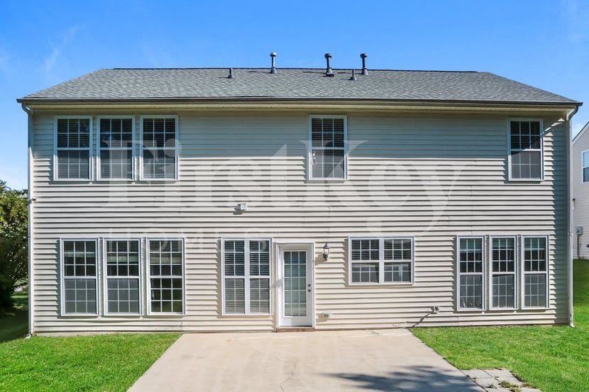 Building Photo - 1562 Pondhaven Dr