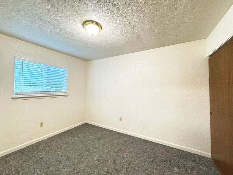 Building Photo - 2148 Primrose Dr