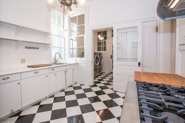 Building Photo - Eureka Valley Victorian Flat - Spacious and Pristine 1 Bed, 1 Bath