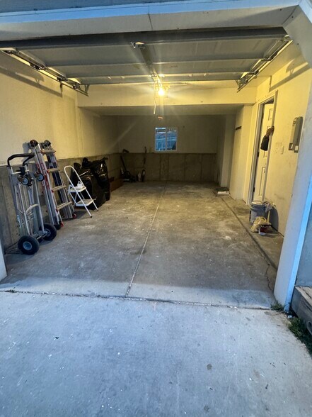 Building Photo - 917 N Dorothea Way