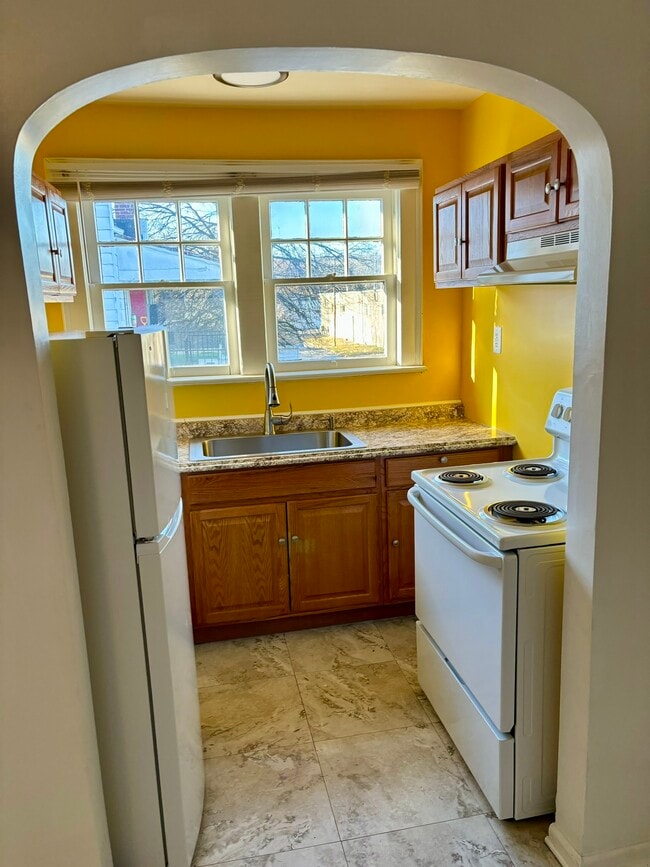 Building Photo - 13 Catlin Ave