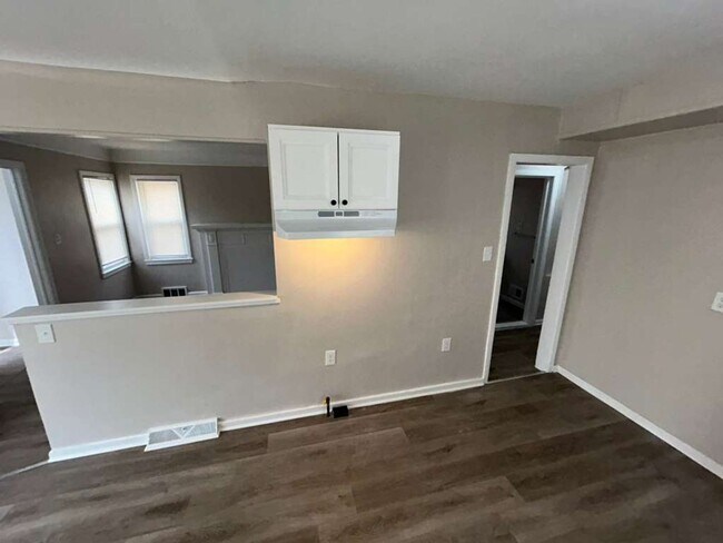 Building Photo - Three Bedroom Bungalow Ready for You