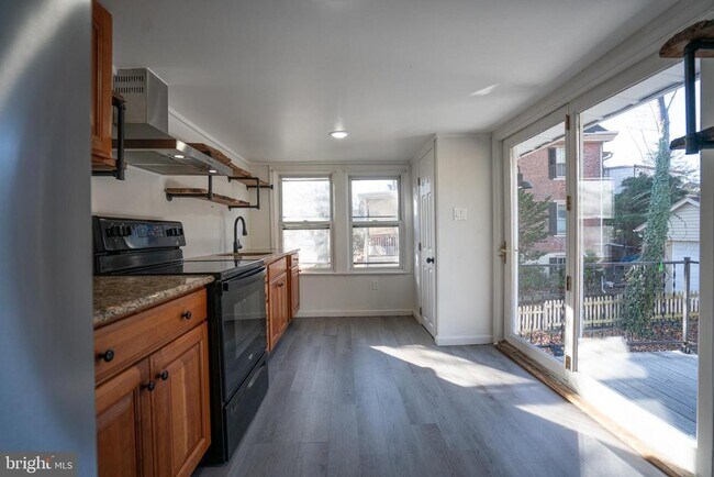 Building Photo - 729 Main St