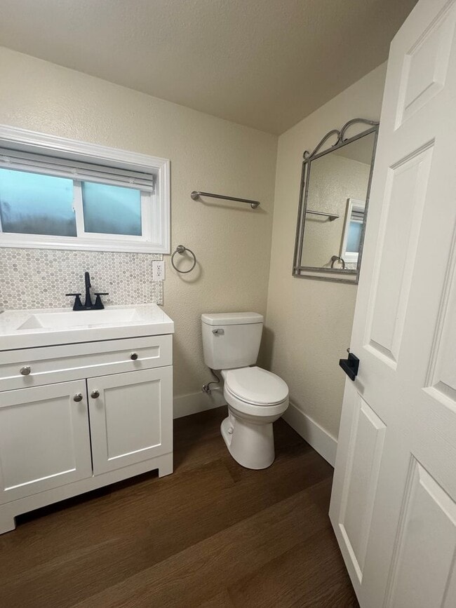 Building Photo - CHARMING 2 BED 1 BATH HOUSE WITH NEW FLOOR...