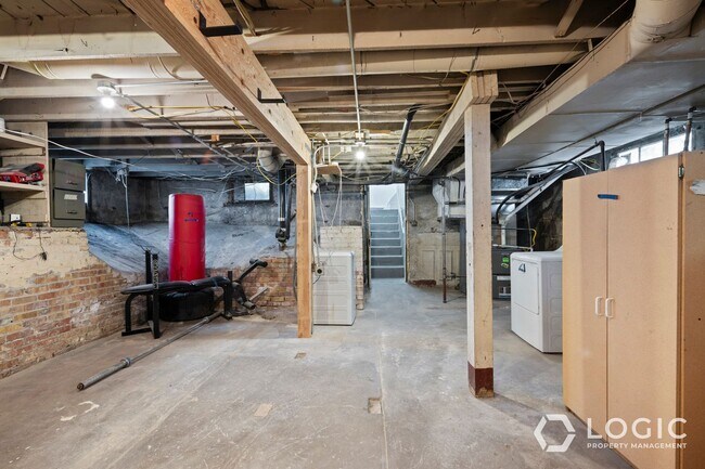 Building Photo - 423 Douglas St