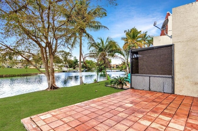 Building Photo - 8980 Palm Tree Ln