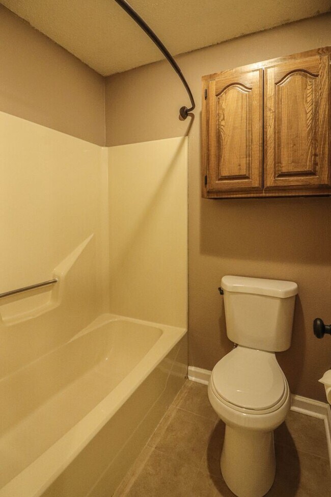 Building Photo - 4 bedroom, 2 1/2 bath, 2 car garage located in the quiet Summit View subdivision.