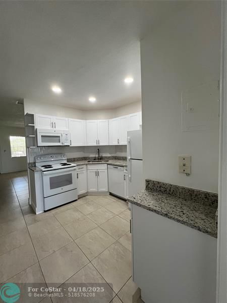 Building Photo - 2550 NE 51st St