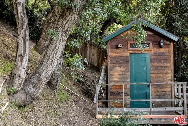 Building Photo - 8330 Lookout Mountain Ave