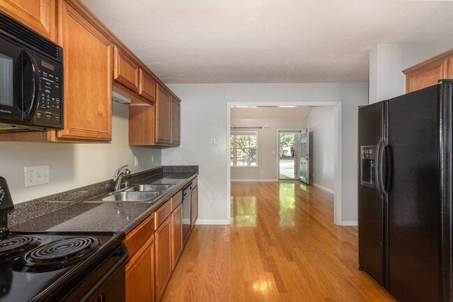 Building Photo - NASHVILLE! Inviting 2 Bedroom 2.5 bath Con...