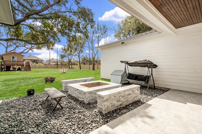 Building Photo - 26511 Meadow Ln
