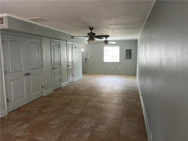 Building Photo - 3213 Golden Dr