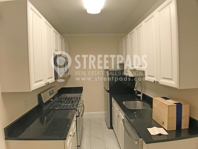 Building Photo - bedroom in Cambridge MA 02387
