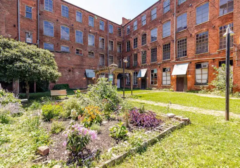 Building Photo - 226 Mt Elliott St