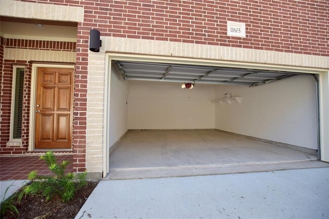 Building Photo - 11605 Main Pine Dr