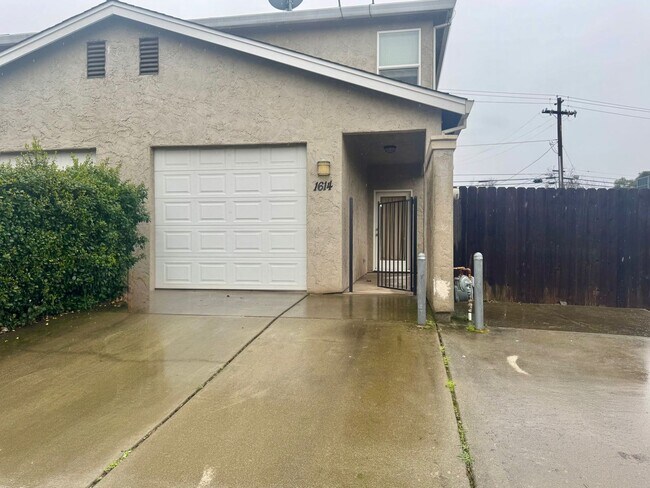 Building Photo - Fantastic 3 Bedroom, 2.5 Bath Townhouse!