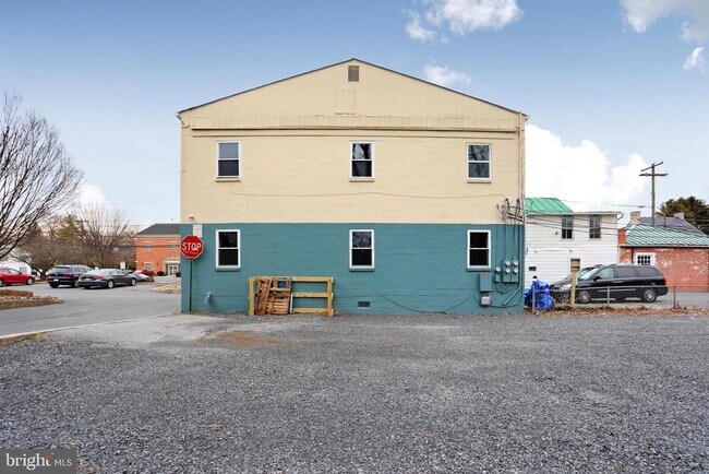 Building Photo - 205 S Princess St