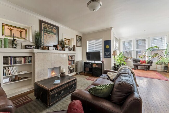 Building Photo - 1432 W Jonquil Terrace