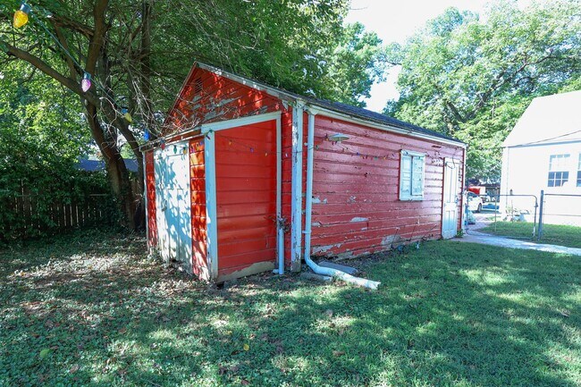 Building Photo - Beautifully Updated 4 bed house w/ fully fenced in yard **