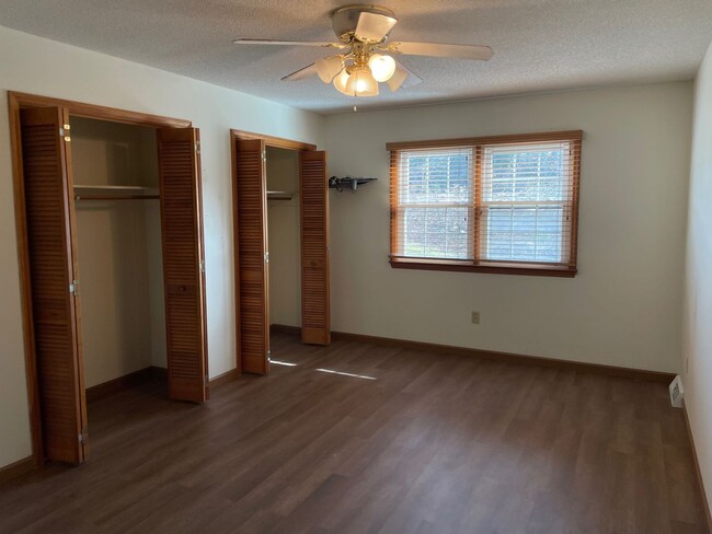 Building Photo - 3 BED, 2 BATH, WITH FULL BASEMENT WITH BAT...