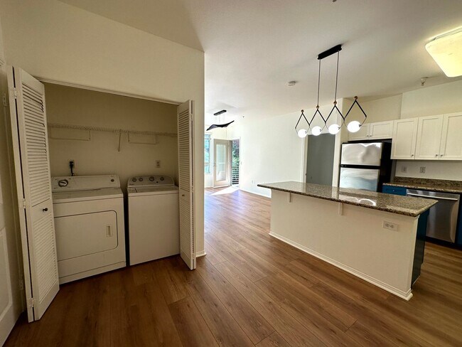 Building Photo - Gorgeous Spacious 2 Bedroom - 2 bath Condo with parking in Little Tokyo