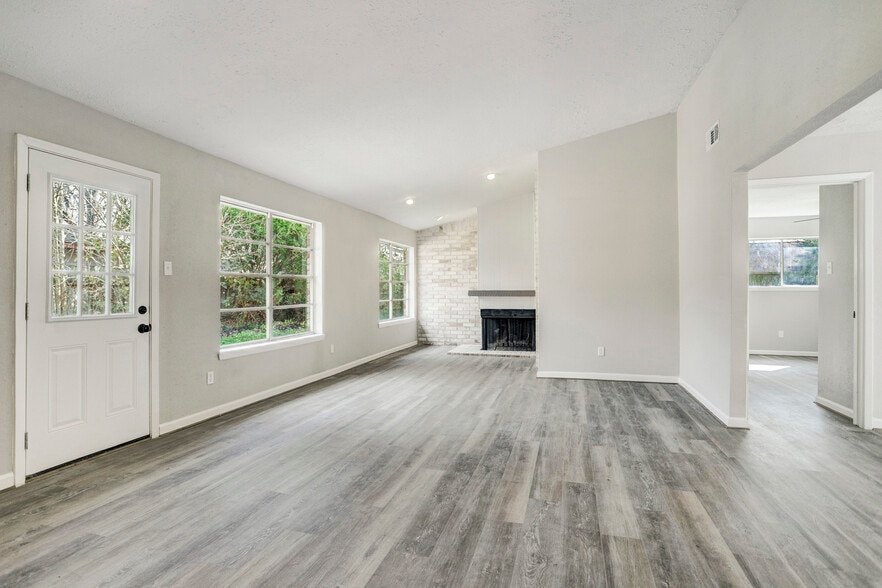 Building Photo - 2071 Delphi Ln